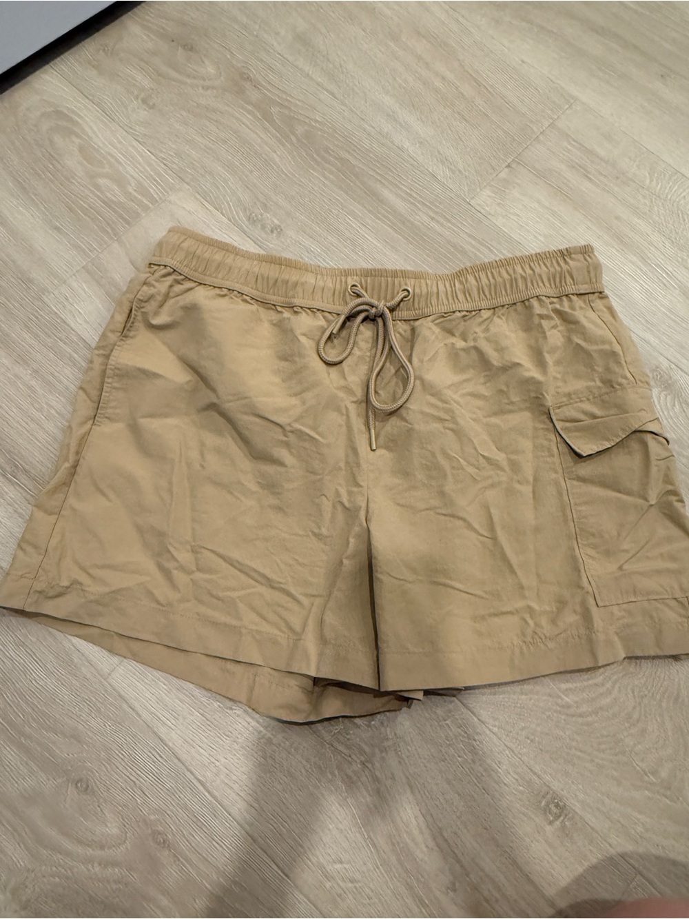 Lou & Grey Casual Drawstring Cargo Shorts in Khaki